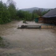 Повінь розмила дороги на Буковині та затопила село на Івано-Франківщині