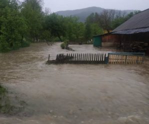 Повінь розмила дороги на Буковині та затопила село на Івано-Франківщині