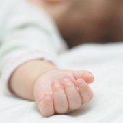 На Херсонщині знайшли побите немовля зі зламаною рукою