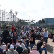 “Штурмують” вдень і вночі, люди мліють і просять води: на українсько-польському кордоні – жахливі черги (відео)