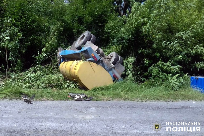 Жінка на молоковозі у Хмельницьку врізалась в інший молоковоз. Фото ...