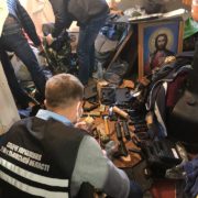 Тримав її біля ікон: на Львівщині затримали священника за торгівлю зброєю (фото)
