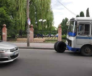 У Франківську в автобуса відпало колесо та вдарило інше авто (ФОТО)