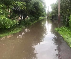 Найменший дощ – і вулиця Будівельників у Калуші пливе