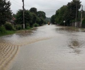 Прикарпаття знову затопило: паводок пошкодив дороги у двох районах