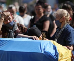 Труна накрита синьо-жовтим прапором, рідні ридають над нею: у Тернополі попрощалися із Героєм, який загинув на Донбасі (фото)