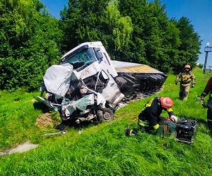 Вантажівка “Rochen” розтрощила буса, водій загинув (фото)
