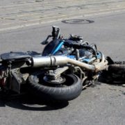 ДТП на Прикарпатті: батько із сином на мотоциклі врізалися в авто