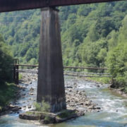 Прикарпатець стрибнув з 10-метрового моста у річку Прут