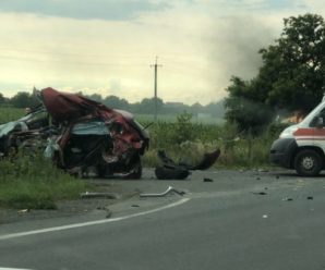 Жахлива аварія на Закарпатті: фура “розтрощила” Mazda, загинув тренер з дітьми (фото/відео)