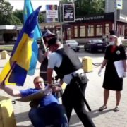 “Шиють” напад на поліцейського: чоловіка з українським прапором затримали у Росії (відео)
