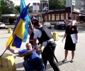 “Шиють” напад на поліцейського: чоловіка з українським прапором затримали у Росії (відео)