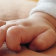 Крик немовляти чули всі дачники: мати, яка в Тернополі народила серед кущів, покинула вже третю дитину (ВІДЕО)