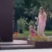 Це ж дитина, а не собака: у Києві мама вигулювала дитину на повідку (ВІДЕО)