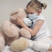 Діти тижнями можуть переносити коронавірус без симптомів: нове дослідження