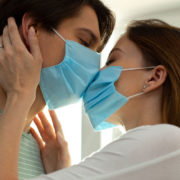 Під час пандемії коронавірусу безпечний секс можливий тільки в масках. А краще взагалі без сексу
