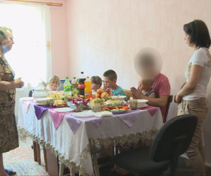На Прикарпатті горе-матері повернули п’ятьох малолітніх дітей (ВІДЕО)