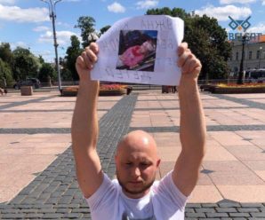 Стікала кров’ю: у Білорусії активіст встав навколішки, тримаючи фото збитої військовими дівчинки