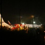 В Індії розбився пасажирський літак: судно розвалилося навпіл, є постраждалі та загиблі