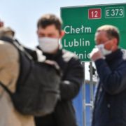 Посередник привіз у Польщу заражених коронавірусом працівників з України та кинув їх на призволяще