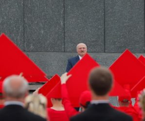 “Загубите мене, і це буде початком вашого кінця”: Лукашенко з трибуни заявив, що не віддасть Білорусь