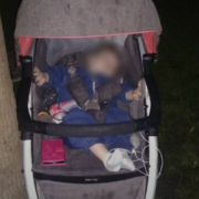 Жінка вночі залишила у парку 10-місячну дитину