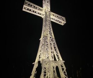 На Прикарпатті засяяв 25-метровий металевий хрест на вершині Хресної Дороги. ФОТО