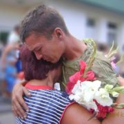 «Мамочко моя! Матусю, я живий- повернувся»: Боєць АТО прийшов додому через рік після похоронки