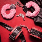 “Зв’яжи мене!”: топ-7 поз для сексу з мотузками або наручниками (фото 18+)