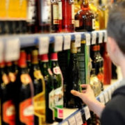На Прикарпатті від початку року виявили 44 випадки продажу алкоголю неповнолітнім