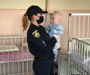 П’яна матір лежала біля візка:  поліцейські врятували 6-місячне немовля