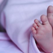 Жінка вбила свою новонароджену дитину та кинула її вмирати в шафі