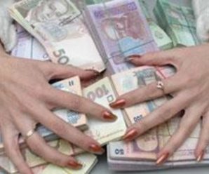 На Прикарпатті працівниця “Приватбанку” вкрала на роботі 130 тисяч гривень