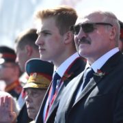 “Він бив її всім, чим завгодно”: Лукашенко мало не вбив свого сина і його матір (відео)