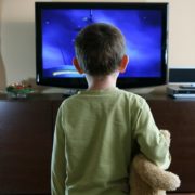 Вчені довели, що перегляд дитиною телевізора протягом 2 годин, дорівнює втраті навчання 4 місяців