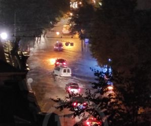 У Франківську затопило вулицю Січових Стрільців. ФОТОФАКТ