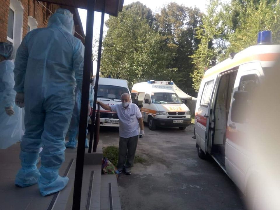 Черга швидких під інфекційним відділенням лікарні в Житомирі.