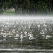 Синоптики попередили про сильні зливи та підтоплення на заході України