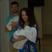 Жінка народила двох дівчаток вагою всього по 500 грам: подробиці про унікальних україночок