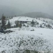 В горах на Прикарпатті сніжить і мороз