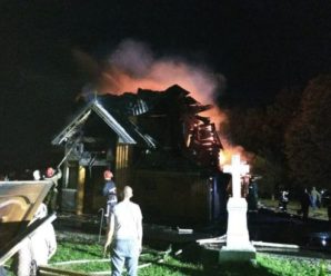 У селищі на Прикарпатті згоріла 170-річна дерев’яна церква (ФОТО)