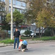 “Бабуся без ніг переповзає через дорогу, щоб купити продукти”: в Івано-Франківську чоловік розповів шокуючу історію