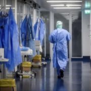 “Змушені працювати в лайні”: медики, які рятують від коронавірусу, шокували умовами роботи (відео)