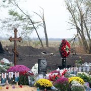 Рідні ридають, все встелено квітами: на Харківщині попрощалися із загиблими в авіакатастрофі (фото)