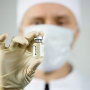 “Слуга народу” запропонував купити російську вакцину від COVID-19 для України