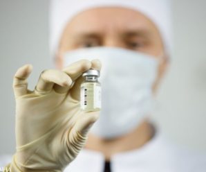 “Слуга народу” запропонував купити російську вакцину від COVID-19 для України