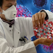 “Третину людей, які померли в Україні від коронавірусу, можна було врятувати”: вчений назвав ліки