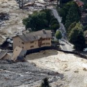 Пошук зниклих і прибирання завалів: Франція та Італія оговтуються після повеней (ФОТО)