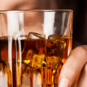 Як алкоголь впливає на коронавірус: вчені приголомшили заявою