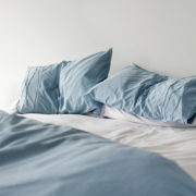 Чому важливо стежити за чистотою у ліжку, і як правильно це робити. Пояснюють експерти